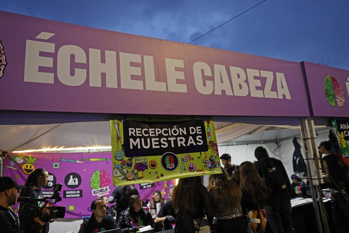 BOG300. BOGOTÁ. (COLOMBIA), 23/03/2023.- Fotografía de un punto de análisis de drogas que hace parte de la campaña Échele Cabeza y que hace presencia en el festival Estéreo Picnic, el 21 de marzo de 2023, en el Parque Metropolitano Simón Bolívar de Bogotá (Colombia). El éxtasis, las metanfetaminas, los hongos o el tusi ('cocaína rosa') suelen aparecer en los festivales de música juveniles en Colombia, por la cual el programa Échele Cabeza surgió para buscar reducir los riesgos de estas drogas y fortalecer la capacidad de decisión de los jóvenes frente al consumo. EFE/ Mauricio Dueñas Castañeda