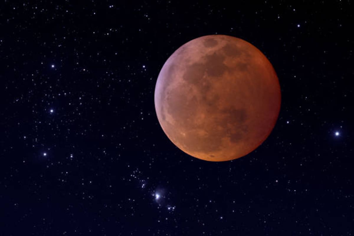 Fenómeno celeste de agosto: expertos recomiendan buscar lugares alejados de la contaminación lumínica para disfrutar mejor del eclipse.