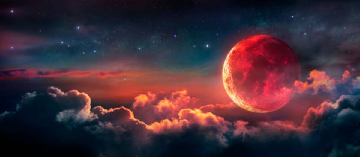 Luna durante un eclipse lunar: la superficie del satélite puede adquirir tonalidades rojizas cuando atraviesa la sombra proyectada por la Tierra.