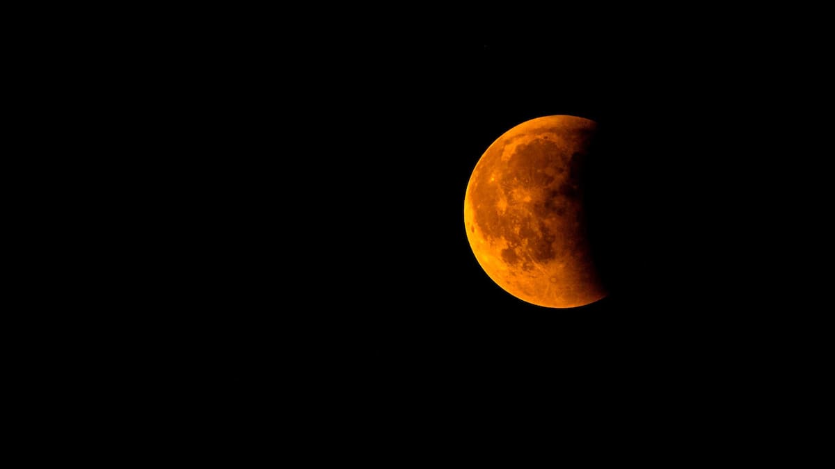 El eclipse parcial de Luna cubrirá cerca del 93% del diámetro lunar. Estos son los horarios y consejos para observarlo en las mejores condiciones.