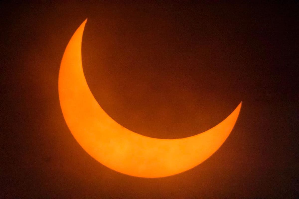 Esta imagen fue captada ayer en Bucaramanga, a la 1:20 p.m. desde el Centro Halley de la UIS, con una cámara Nikon D3400, Telescopio Nextar 5SE. (Foto suministrada por el Centro Halley de la UIS / VANGUARDIA)