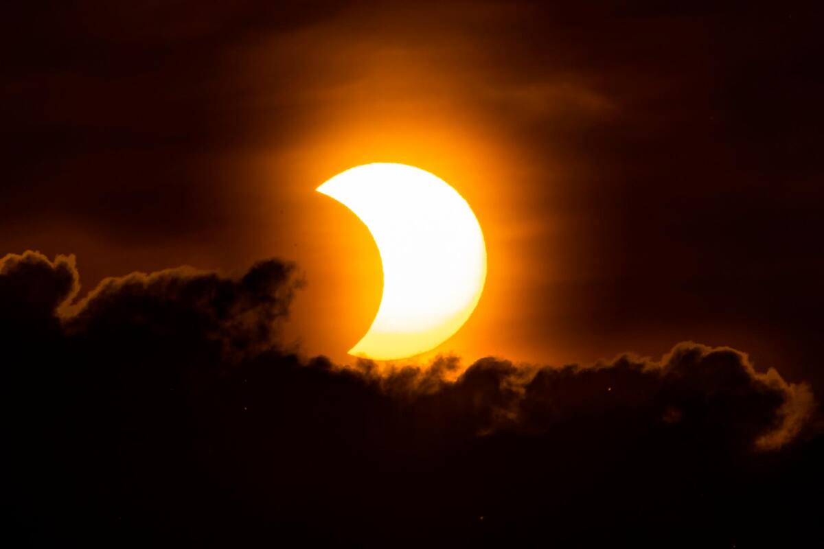Un eclipse solar se produce cuando el Sol, la Luna y la Tierra se alinean. EFE / VANGUARDIA