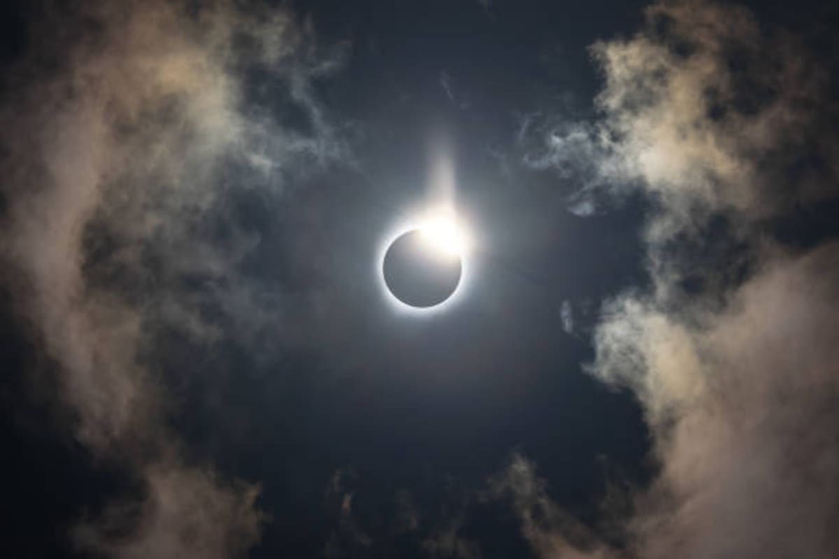 Durante la totalidad, la Luna cubrirá por completo el disco solar en las zonas ubicadas dentro de la franja de totalidad.