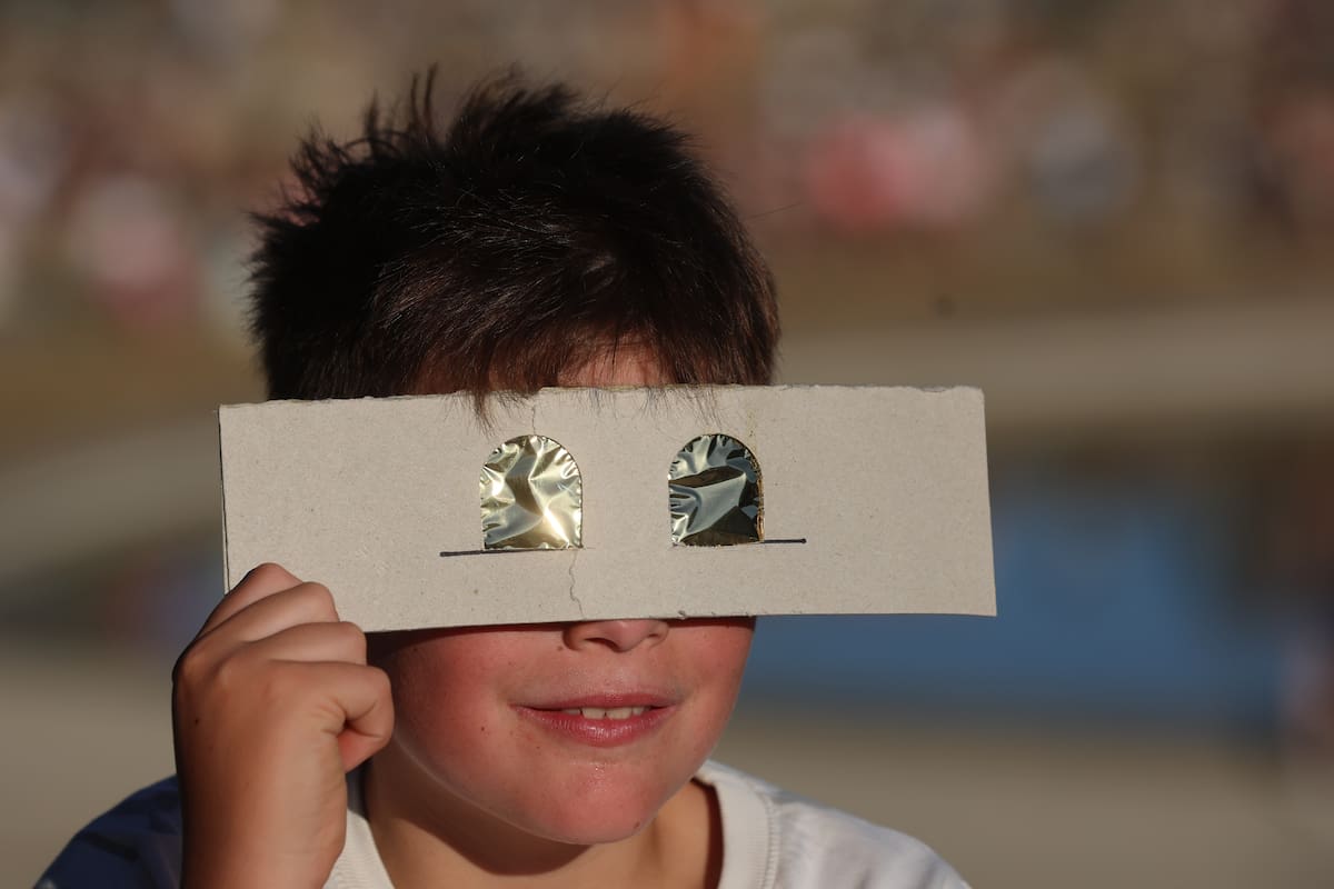 492
Un niño observa un eclipse solar parcial en Jubelpark, Bruselas, Bélgica, el 12 de agosto de 2026. Un eclipse solar total recorrerá partes de Europa y el Atlántico Norte el 12 de agosto, con la franja de totalidad pasando por Groenlandia, Islandia, España y una pequeña sección del noreste de Portugal, mientras que las zonas circundantes de Europa experimentarán un eclipse solar parcial, según la Agencia Espacial Europea (ESA). (Bélgica, Groenlandia, España, Bruselas, Islandia) EFE/EPA/Olivier Hoslet