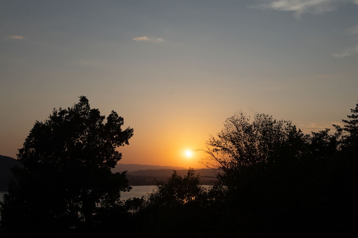 Un eclipse solar parcial tiene lugar sobre Annecy, visto desde Veyrier-du-Lac en Alta Saboya, Francia, el 12 de agosto de 2026. Un eclipse solar total recorrerá partes de Europa y el Atlántico Norte el 12 de agosto, con la franja de totalidad pasando por Groenlandia, Islandia, España y una pequeña sección del noreste de Portugal, mientras que las áreas circundantes de Europa experimentarán un eclipse solar parcial, según la Agencia Espacial Europea (ESA). (Francia, Groenlandia, España, Islandia) EFE/EPA/JEROME FAVRE