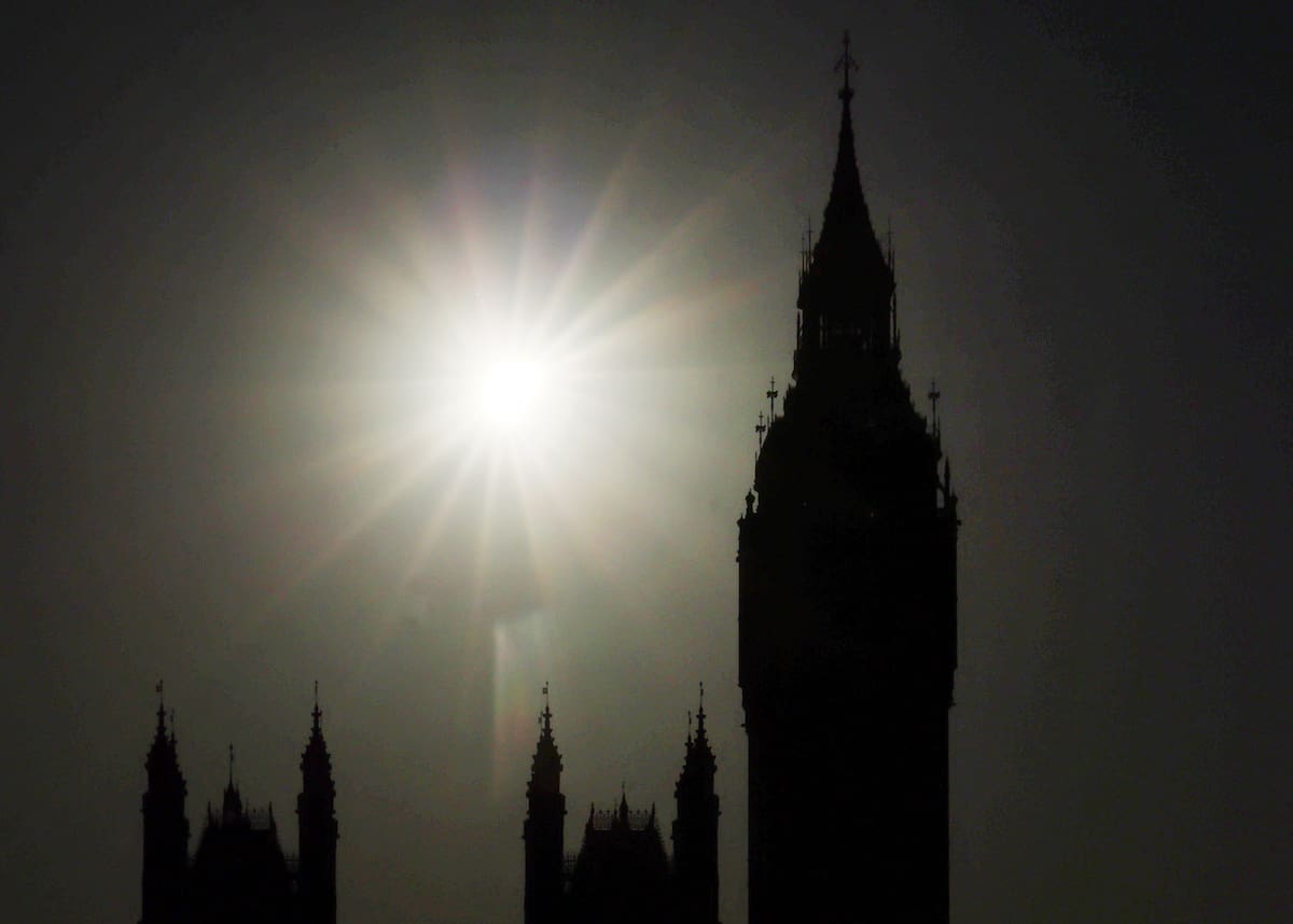 Un eclipse solar parcial se sitúa sobre el Parlamento de Londres, Gran Bretaña, el 12 de agosto de 2026. Un eclipse solar total recorrió partes de Europa y el Atlántico Norte el 12 de agosto, con la franja de totalidad pasando por Groenlandia, Islandia, España y una pequeña sección del noreste de Portugal, mientras que las zonas circundantes de Europa experimentaron un eclipse solar parcial, según la Agencia Espacial Europea (ESA).