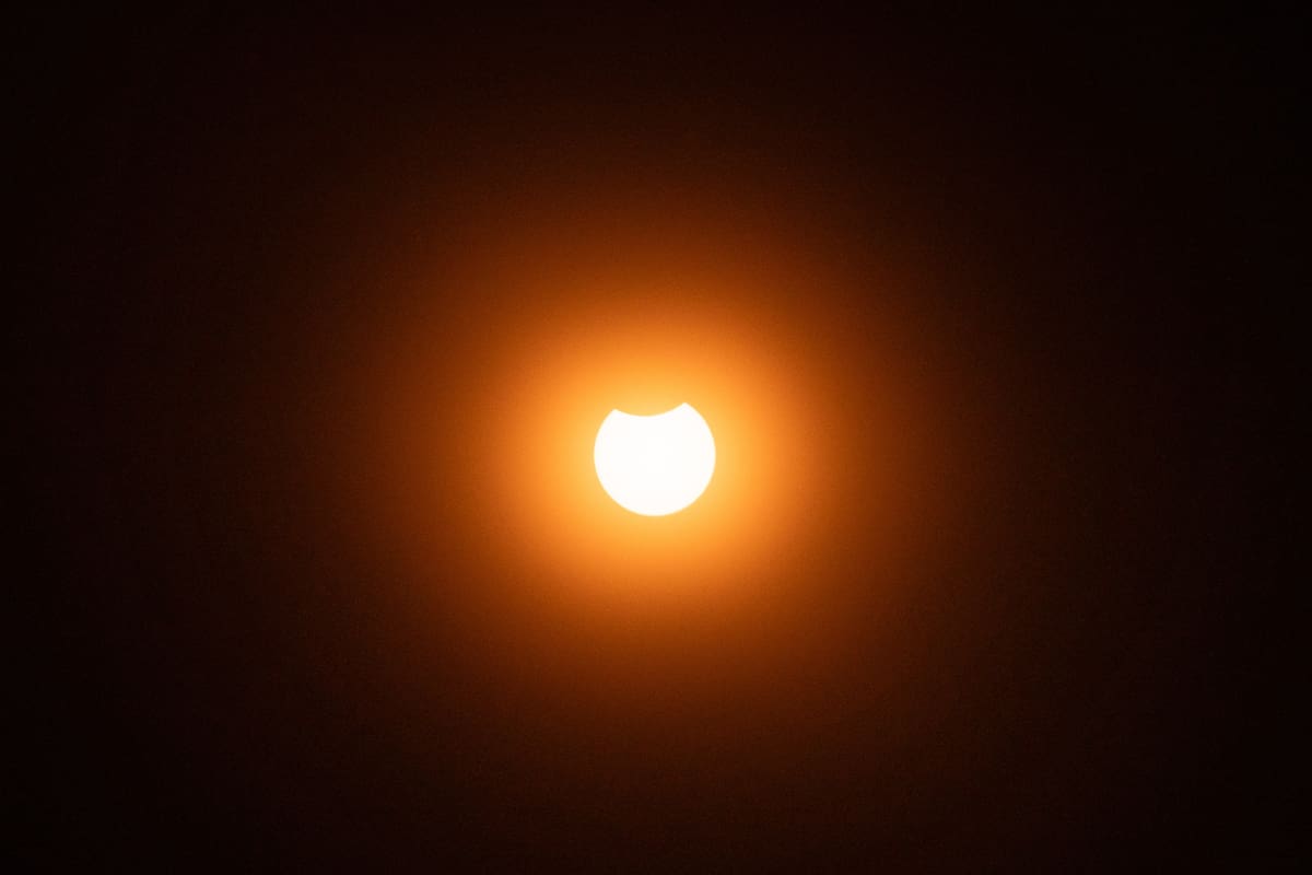 163
Nueva York (Estados Unidos), 12/08/2026.- El sol queda parcialmente oculto por el eclipse en Nueva York, Estados Unidos, el 12 de agosto de 2026. (Nueva York) EFE/EPA/Olga Fedorova