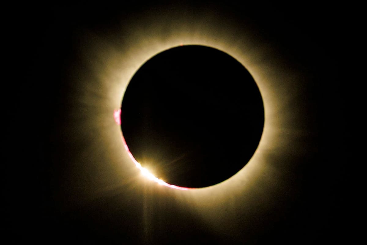 La Luna bloquea el Sol durante un eclipse solar sobre el Parque Natural de Montesinho, Río de Onor, distrito de Bragança, Portugal, 12 de agosto de 2026. Un eclipse solar total recorrió partes de Europa y el Atlántico Norte el 12 de agosto, con la franja de totalidad pasando por Groenlandia, Islandia, España y una pequeña sección del noreste de Portugal, mientras que las áreas circundantes en Europa experimentaron un eclipse solar parcial, según la Agencia Espacial Europea (ESA). (Groenlandia, España, Islandia) EFE/EPA/PEDRO SARMENTO COSTA