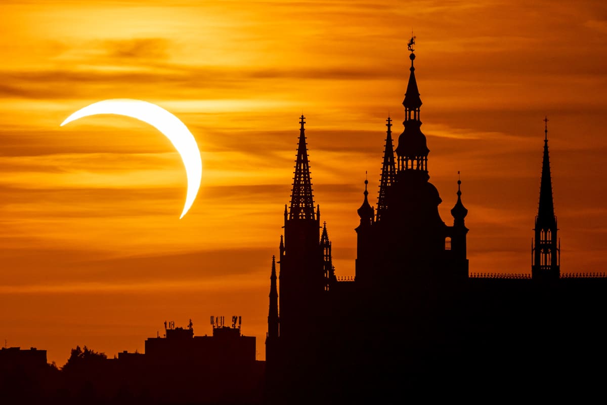PRAGA (República Checa), 12/08/2026.- El Castillo de Praga se recorta contra el horizonte durante un eclipse solar parcial en Praga, República Checa, el 12 de agosto de 2026. Un eclipse solar total recorrió partes de Europa y el Atlántico Norte el 12 de agosto, con la franja de totalidad pasando por Groenlandia, Islandia, España y una pequeña sección del noreste de Portugal, mientras que las zonas circundantes de Europa experimentaron un eclipse solar parcial, según la Agencia Espacial Europea (ESA). (República Checa, Groenlandia, España, Praga, Islandia) EFE/EPA/MARTIN DIVISEK