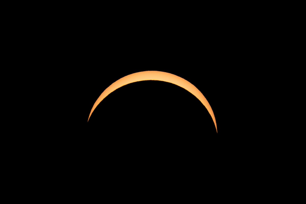 524
La Luna oculta el Sol durante un eclipse solar parcial desde la cima del Niesen en el Oberland bernés, Suiza, el 12 de agosto de 2026. Un eclipse solar total recorrerá partes de Europa y el Atlántico Norte el 12 de agosto, con la franja de totalidad pasando por Groenlandia, Islandia, España y una pequeña sección del noreste de Portugal, mientras que las áreas circundantes de Europa experimentarán un eclipse solar parcial, según la Agencia Espacial Europea (ESA). (Groenlandia, España, Suiza, Islandia) EFE/EPA/ANTHONY ANEX