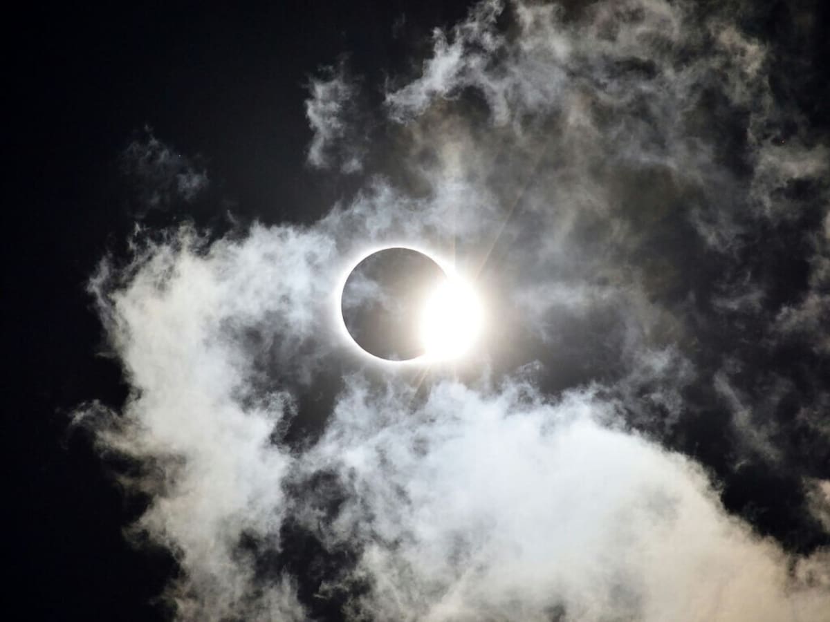 El 12 de agosto de 2026 ocurrirá un eclipse solar que podrá ser observado en distintas regiones de Europa, Asia y el norte de América. El fenómeno se produce cuando la Luna se interpone entre la Tierra y el Sol, generando un oscurecimiento parcial.