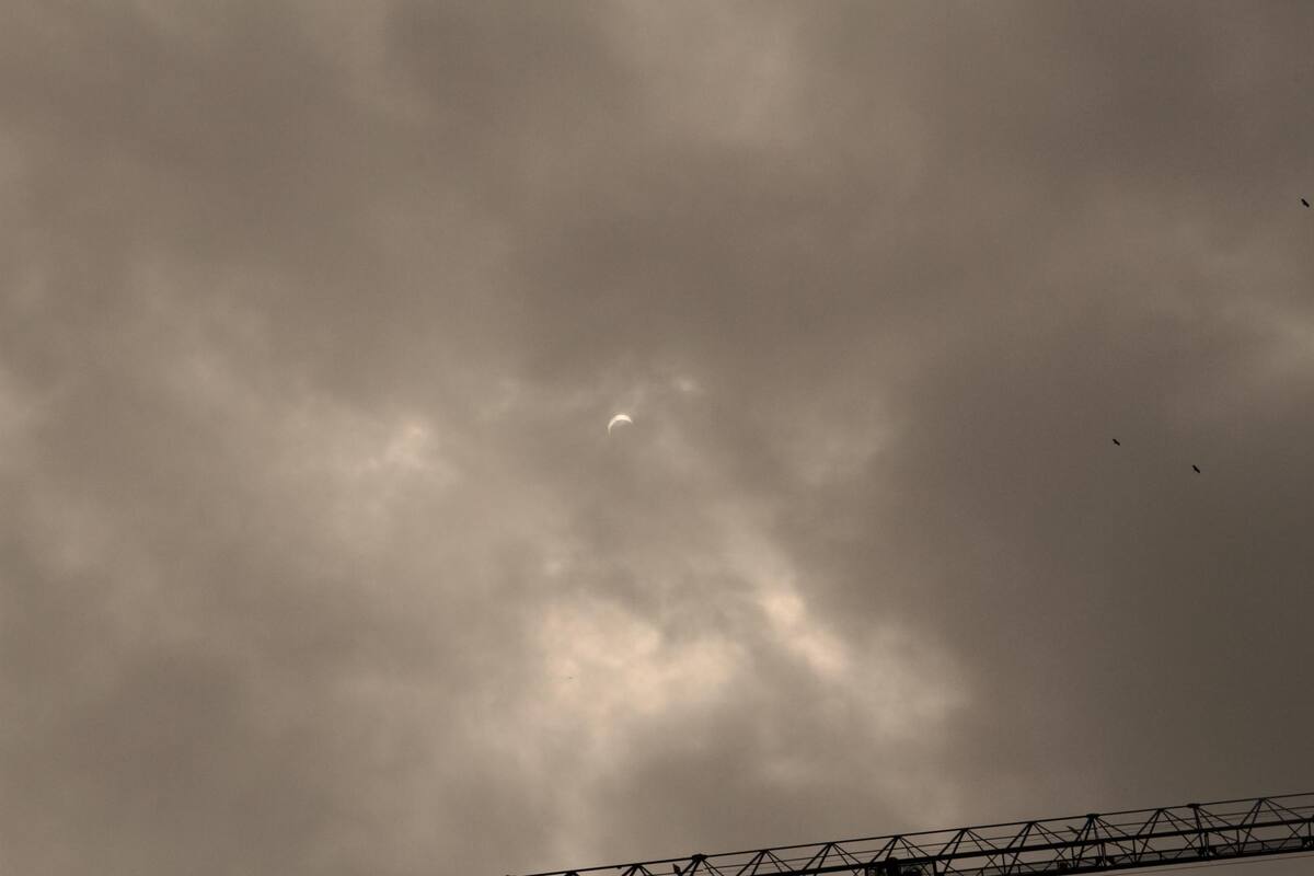 Durante un buen tiempo, las nubes grises opacaron la vista del eclipse anular de Sol que se apreció en Bucaramanga. Pese a ello, la comunidad disfrutó del imponente fenómeno natural. (Foto: Byron Pérez / VANGUARDIA)