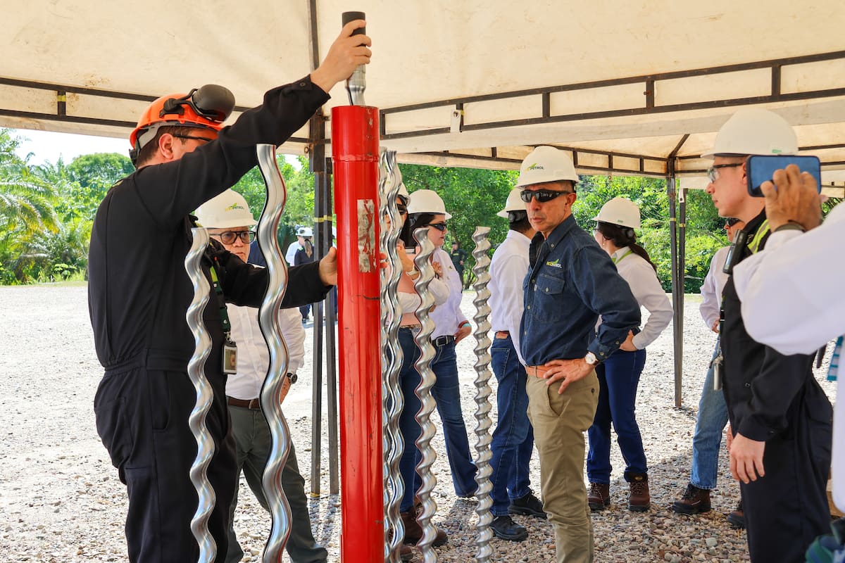 La Junta Directiva de Ecopetrol visitó el campo la Cira Infantas, el más antiguo de Colombia, donde funcionará la Granja Solar. Suministrada/VANGUARDIA
