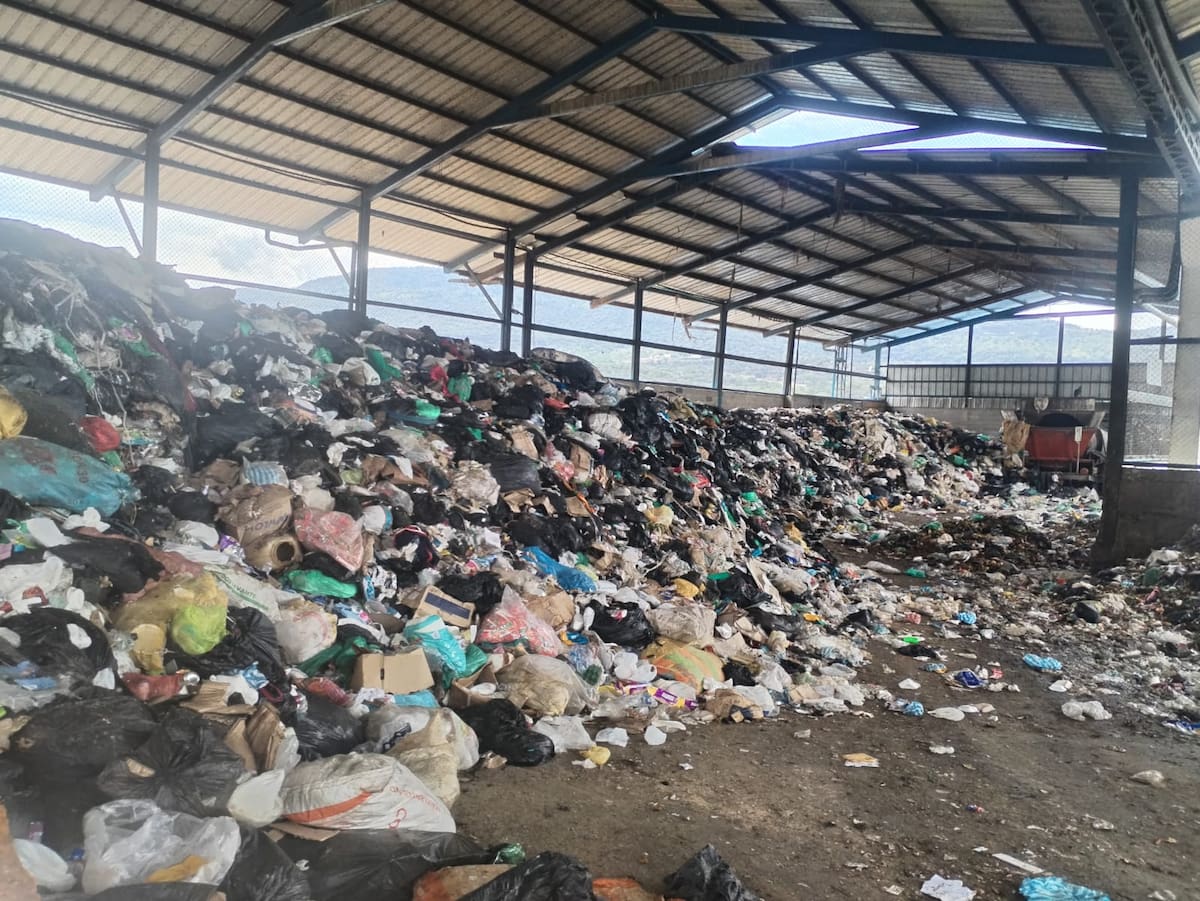 La separación de residuos para diferenciar reciclajes, organicos y material inservible es una una de los retos.