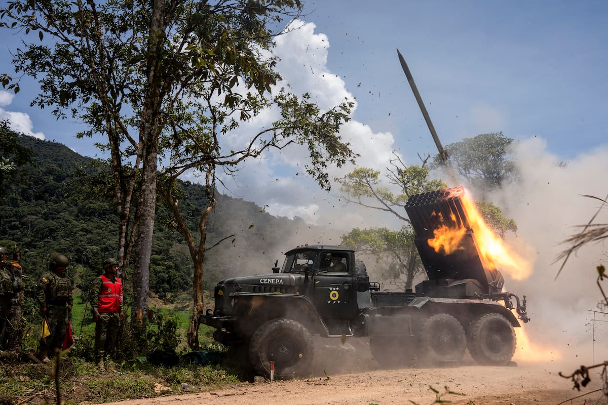 AME4683. PODOCARPUS (ECUADOR), 16/03/2026.- Militares ecuatorianos participan en un operativo este lunes, en el Parque Nacional Podocarpus (Ecuador). Una ofensiva militar contra la minería ilegal en Ecuador, con bombardeos incluidos, logró destruir 129 campamentos dedicados a esta actividad ilícita en el Parque Nacional Podocarpus, una de las áreas naturales protegidas más grandes del país, situada cerca de la frontera con Perú, anunció el Gobierno. EFE/ Mauricio Torres