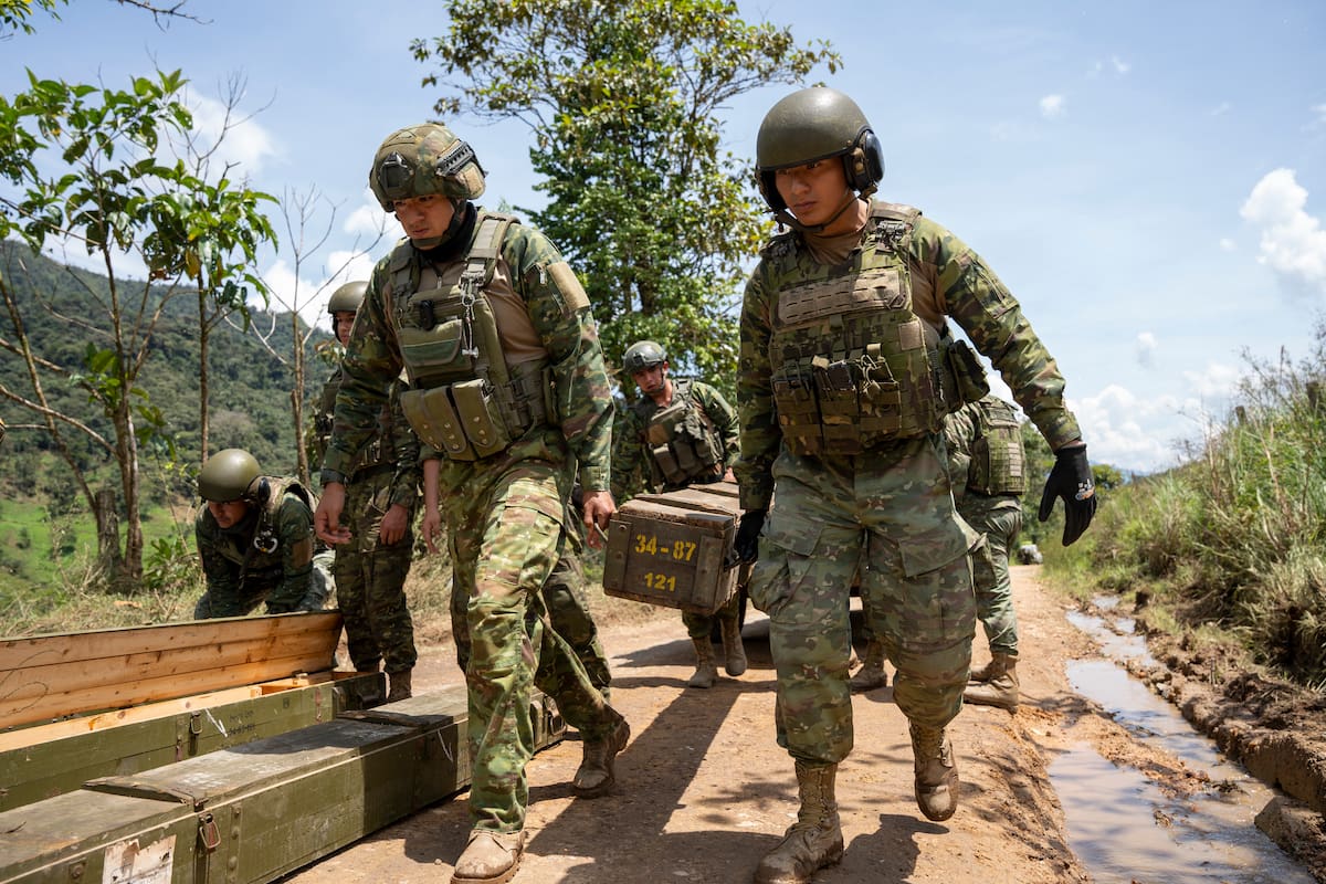 AME4685. PODOCARPUS (ECUADOR), 16/03/2026.- Militares ecuatorianos participan en un operativo este lunes, en el Parque Nacional Podocarpus (Ecuador). Una ofensiva militar contra la minería ilegal en Ecuador, con bombardeos incluidos, logró destruir 129 campamentos dedicados a esta actividad ilícita en el Parque Nacional Podocarpus, una de las áreas naturales protegidas más grandes del país, situada cerca de la frontera con Perú, anunció el Gobierno. EFE/ Mauricio Torres