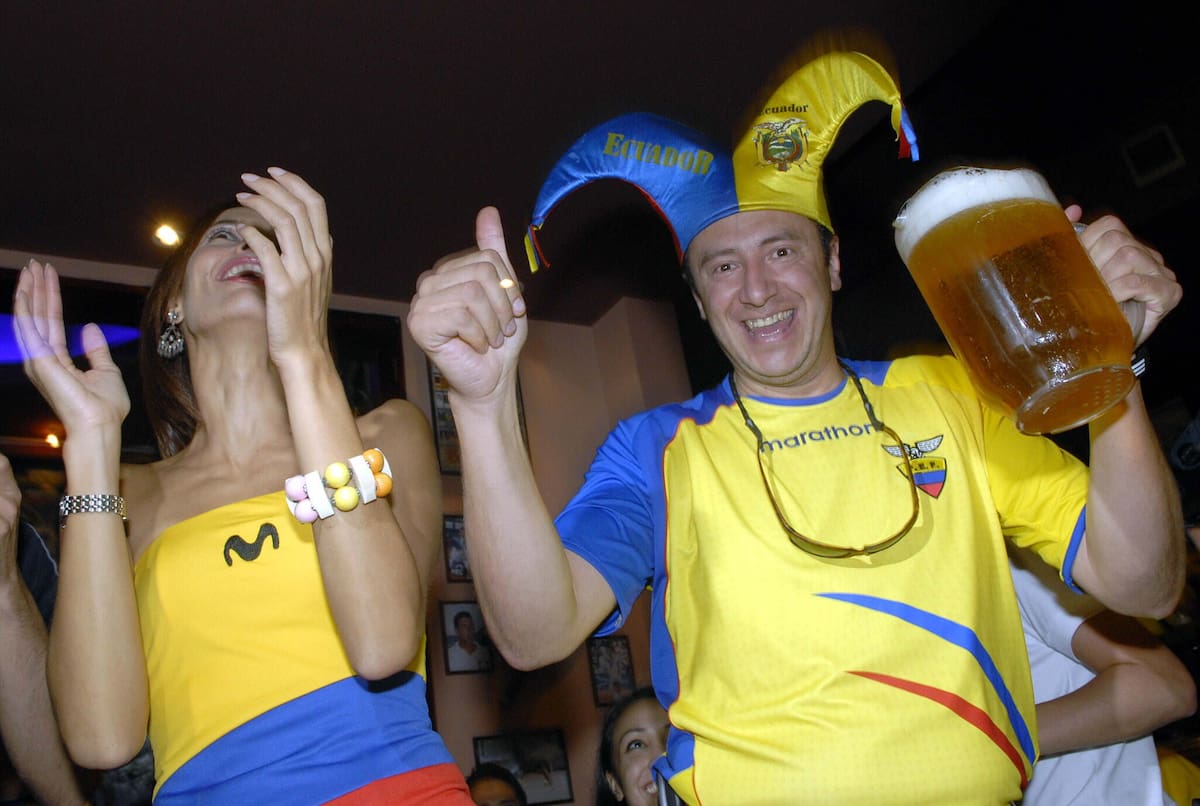 Aficionados de la selección de fútbol de Ecuador celebran, en un bar del norte de Quito EFE/Guillermo Legaria