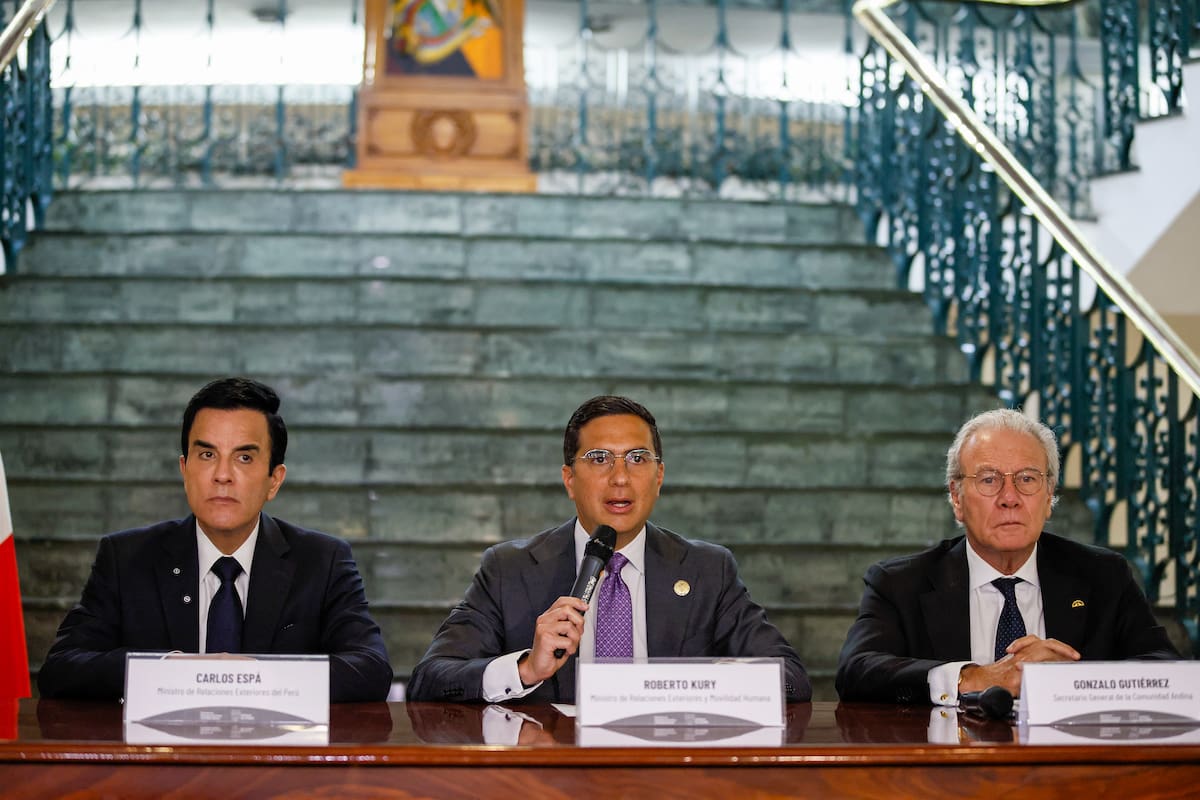 AME1686. QUITO (ECUADOR), 30/09/2026.- El canciller de Ecuador Roberto Kury (c) habla en una rueda de prensa junto a su homólogo de Perú Carlos Espá (i) y el secretario de la Comunidad Andina de Naciones (CAN) Gonzalo Gutiérrez este miércoles, luego de que Ecuador entregará a Perú la presidencia pro tempore de la CAN para el periodo 2026-2027, en la sede de la cancillería de Ecuador en Quito (Ecuador). EFE/ José Jácome