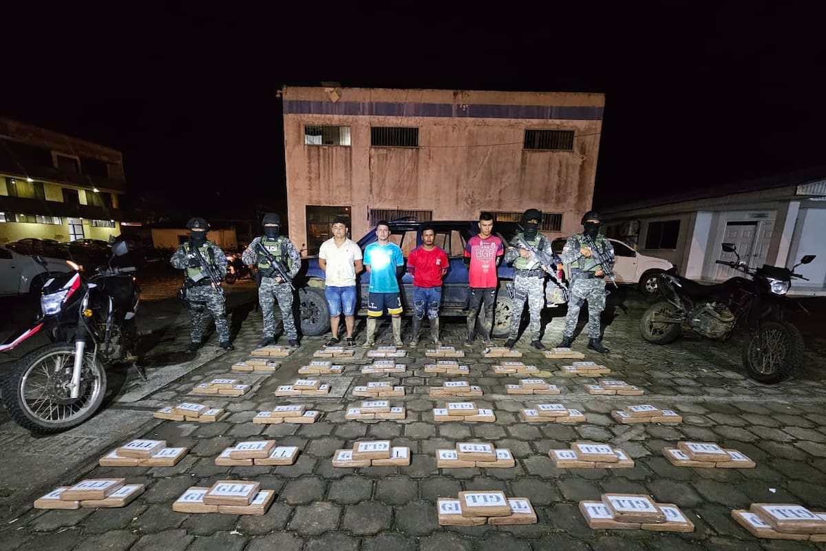 Ecuador incauta 105 bloques de droga cerca de Colombia y captura a cuatro hombres| Foto: Tomada de X / @JohnReimberg