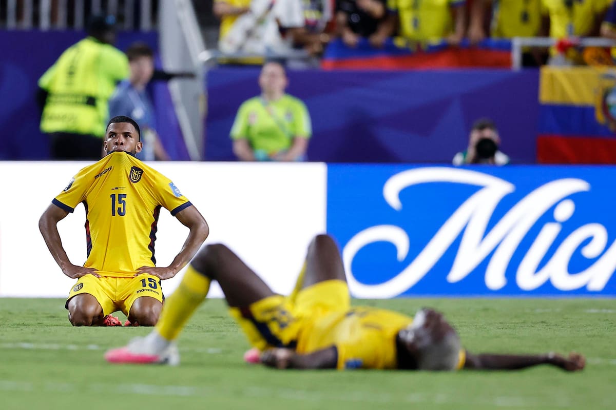 Pedro Vite (i), de Ecuador, se lamenta al final del partido del grupo E disputado este sábado por su selección contra la de Curazao en el Mundial de Estados Unidos, México y Canadá. EFE/ Juan Ignacio Roncoroni