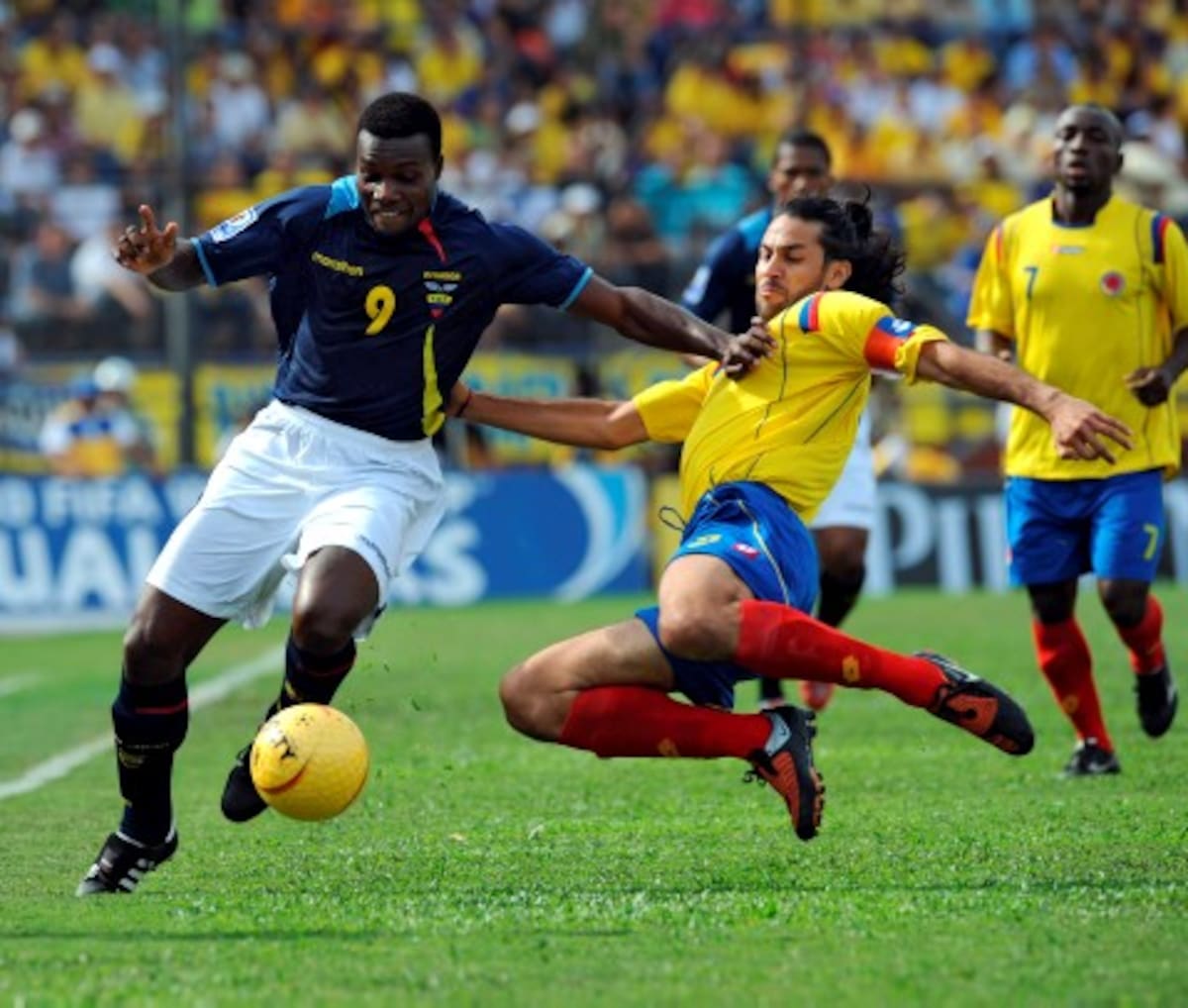 Ecuadorean Carlos Tenorio (L) is marked by Colombian Mario Yepes during a FIFA World Cup South Africa 2010 qualifier football match at the Atanasio Girardot stadium in Medellin, Colombia on September 5, 2009. AFP PHOTO/RODRIGO ARANGUA