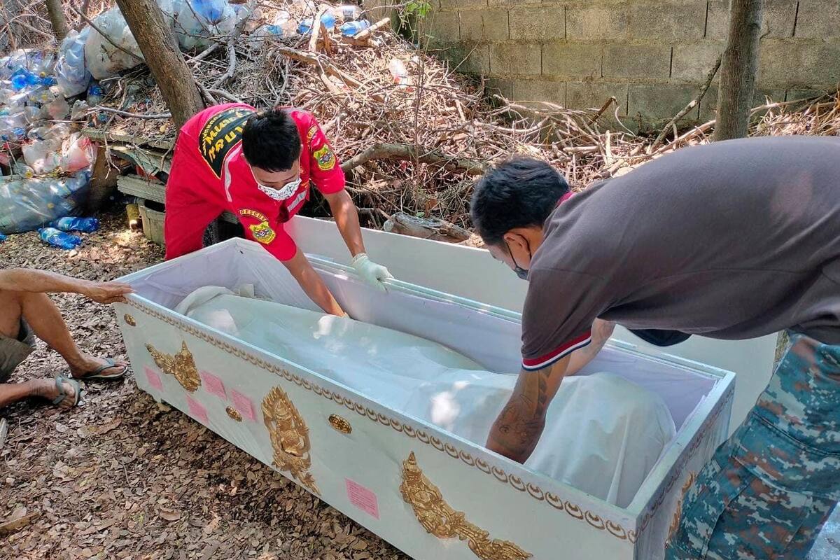 Varios operarios prepara el cadáver de la mujer del tailandés Charn Janwatchakal en Bangkok el pasado 30 de abril. EFE / VANGUARDIA