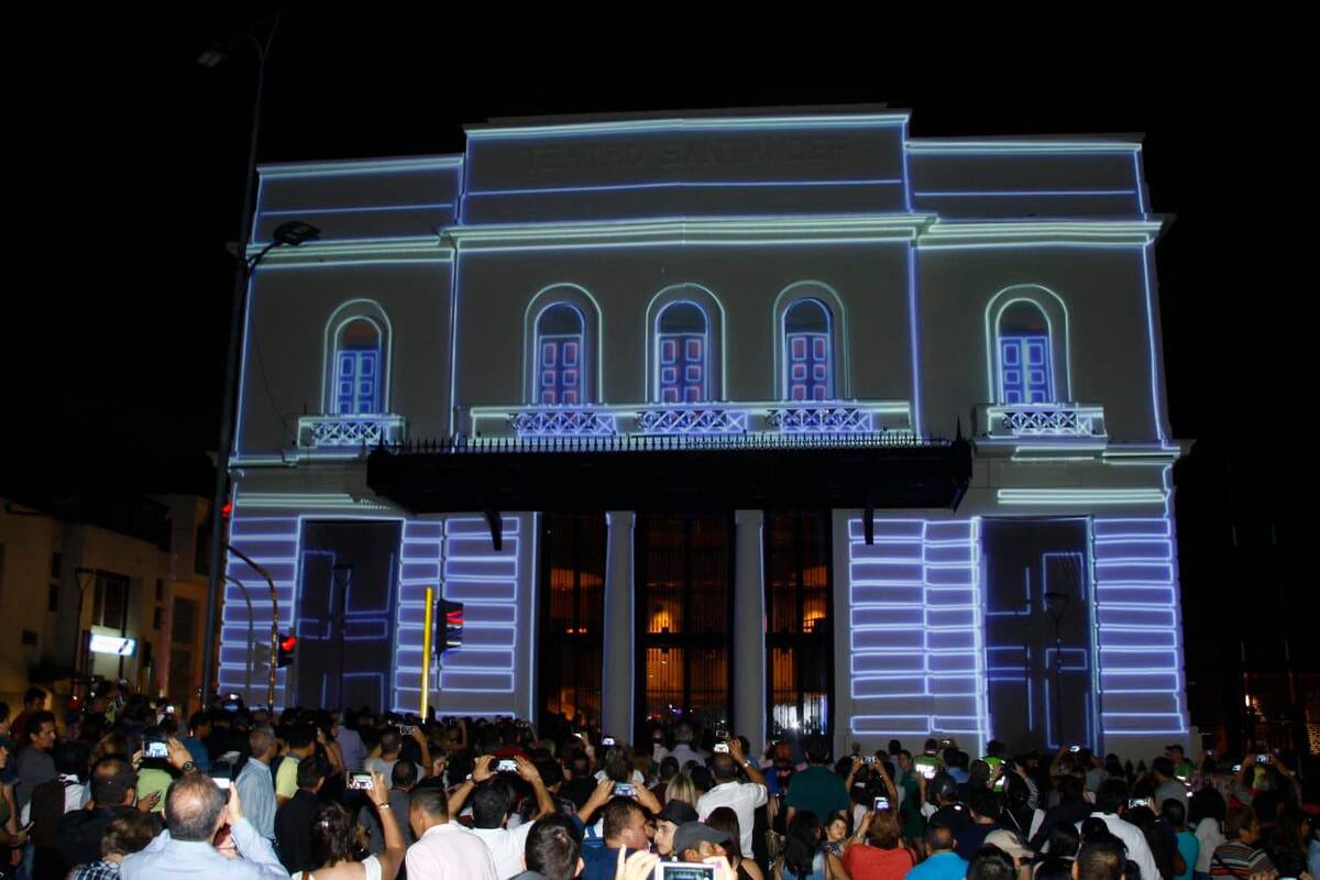 Los bumangueses disfrutamos anoche, durante la segunda jornada de la reapertura del Teatro Santander, de los colores y de las luces del famoso ‘mapping’. Centenares de ciudadanos se hicieron frente a la fachada de este escenario y se deleitaron con los proyectores, los cuales desplegaron animaciones y diversas imágenes.