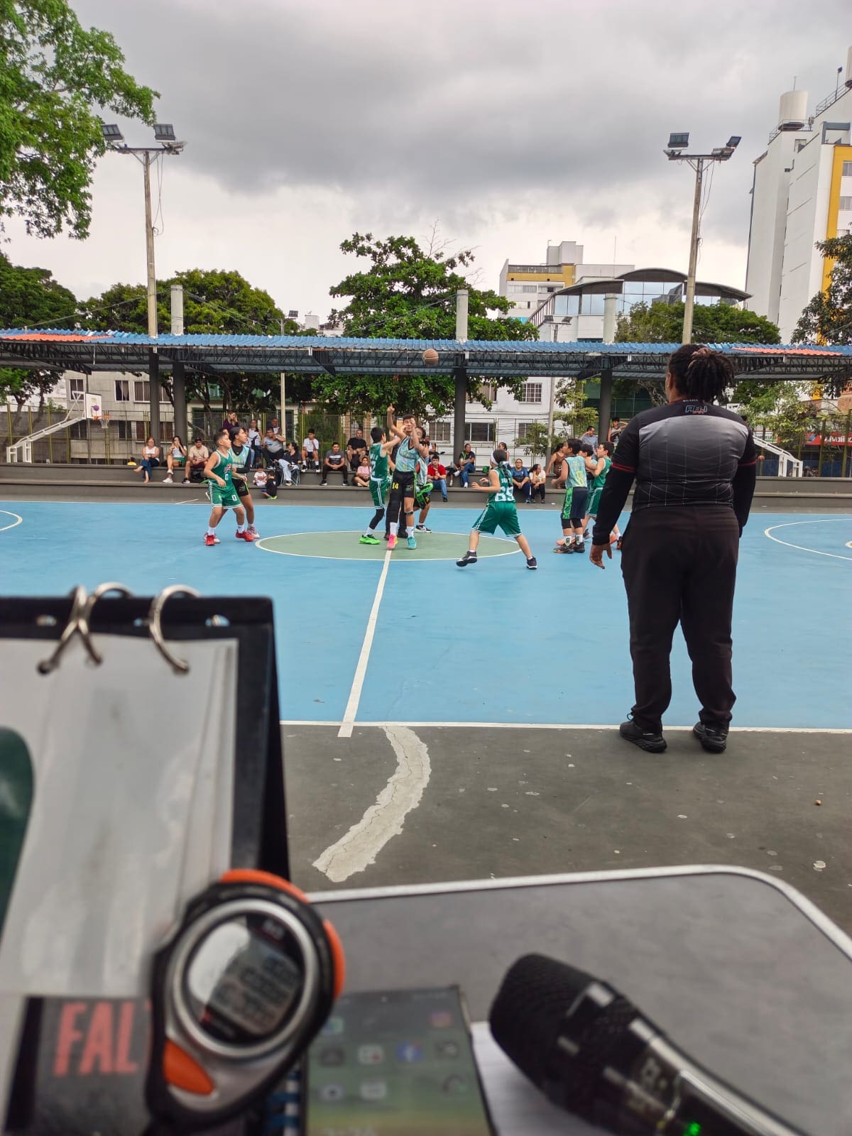Eddy Martínez Córdoba, la mujer que lleva 30 años llenando de baloncesto las canchas de Bucaramanga. Foto: Cortesía/Vanguardia