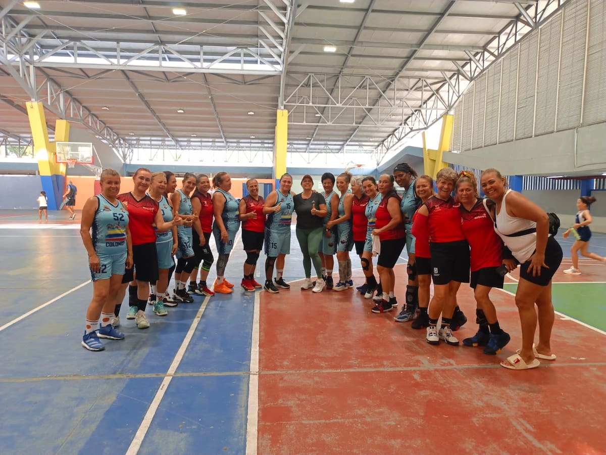 Eddy Martínez Córdoba, la mujer que lleva 30 años llenando de baloncesto las canchas de Bucaramanga. Foto: Cortesía/Vanguardia