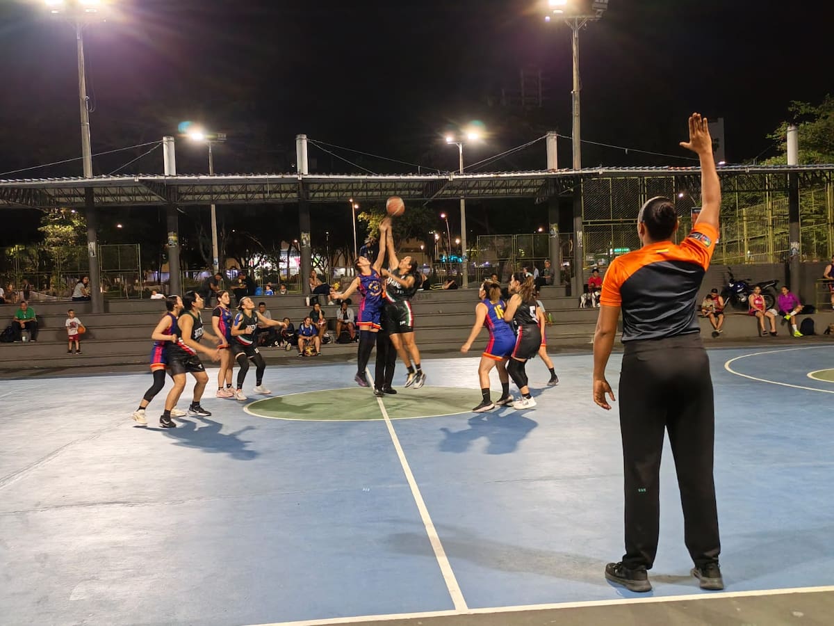 Eddy Martínez Córdoba, la mujer que lleva 30 años llenando de baloncesto las canchas de Bucaramanga. Foto: Cortesía/Vanguardia