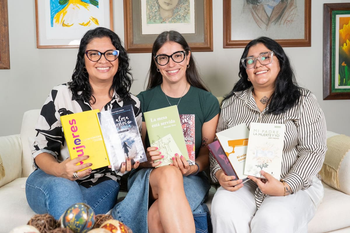 Lady González, directora ejecutiva de ediciones el silencio, la del centro es Mariana Marín editora y la de la derecha es Valeria Parra coordinadora gráfica y de diseño editorial. Foto suministrada/VANGUARDIA