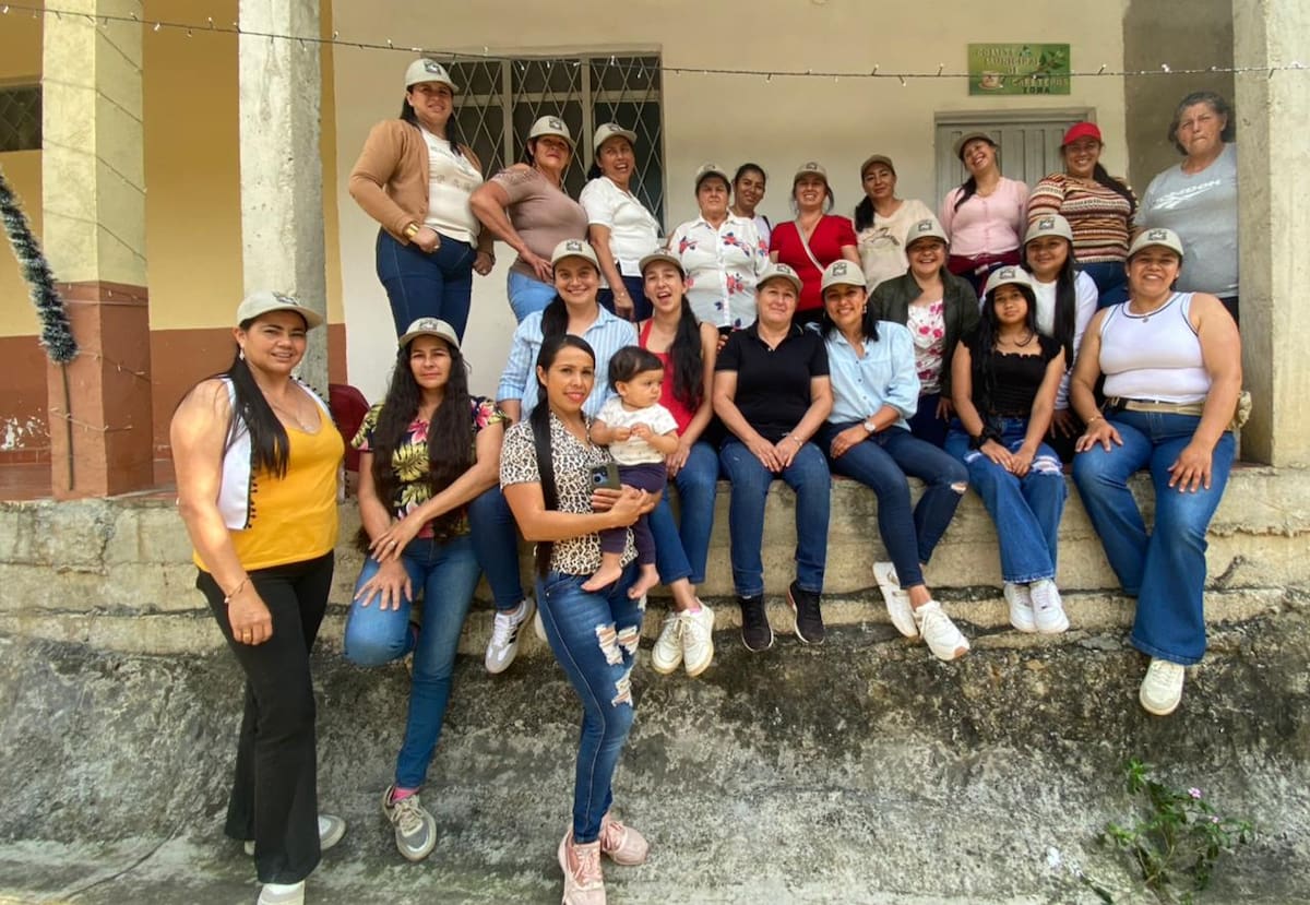 Desde Tona, Edith Gutiérrez lidera un grupo de mujeres caficultoras que encontró en la transformación de la pulpa del café una oportunidad para generar ingresos, fortalecer su organización y hacer visible el papel de las mujeres en el campo.