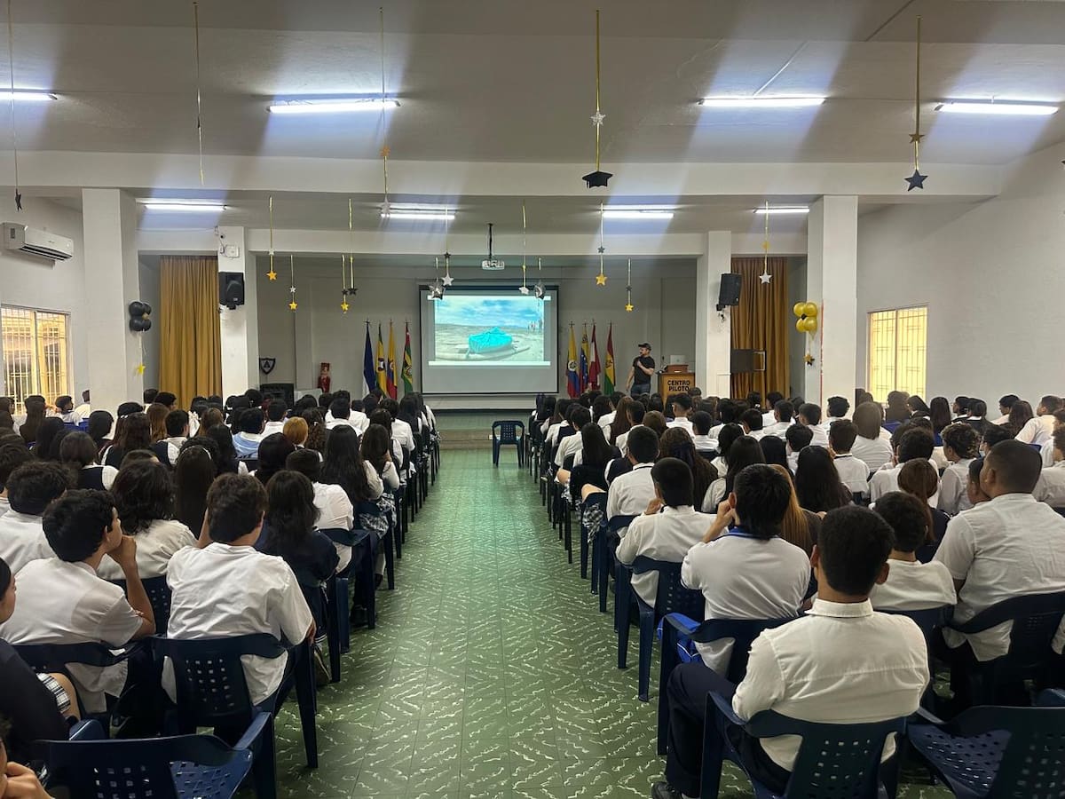 El paleontólogo Edwin Cadena motivó a los estudiantes a explorar la ciencia y descubrir sus vocaciones a partir de su propia historia, marcada por la fascinación por los fósiles desde los siete años.