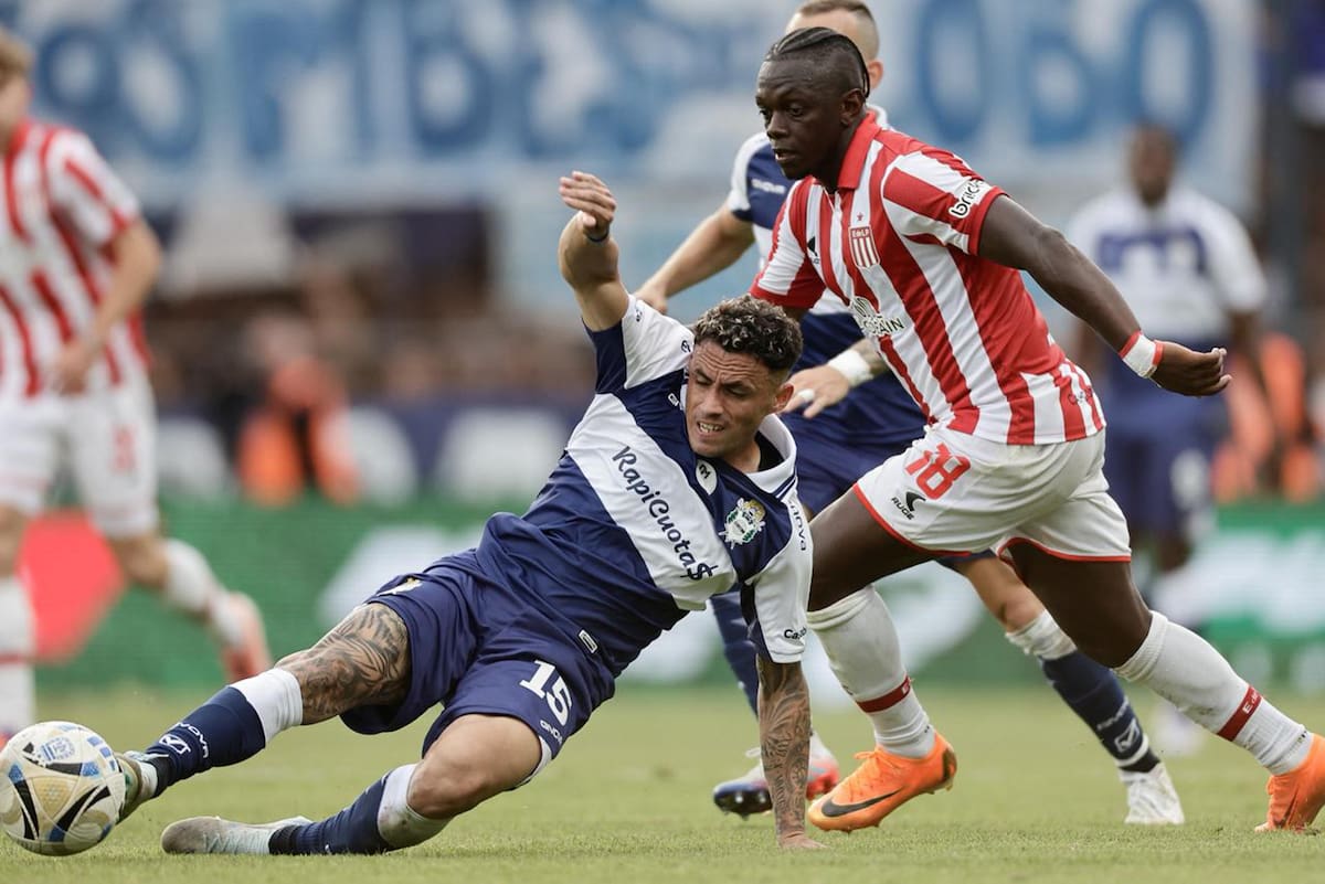 Juan Pintado (i) de Gimnasia disputa el balón con Edwuin Cetré de Estudiantes este lunes, en un partido por semifinales del Torneo Clausura Argentino entre Gimnasia y Estudiantes en el estadio El Bosque en La Plata (Argentina). EFE/ Juan Ignacio Roncoroni