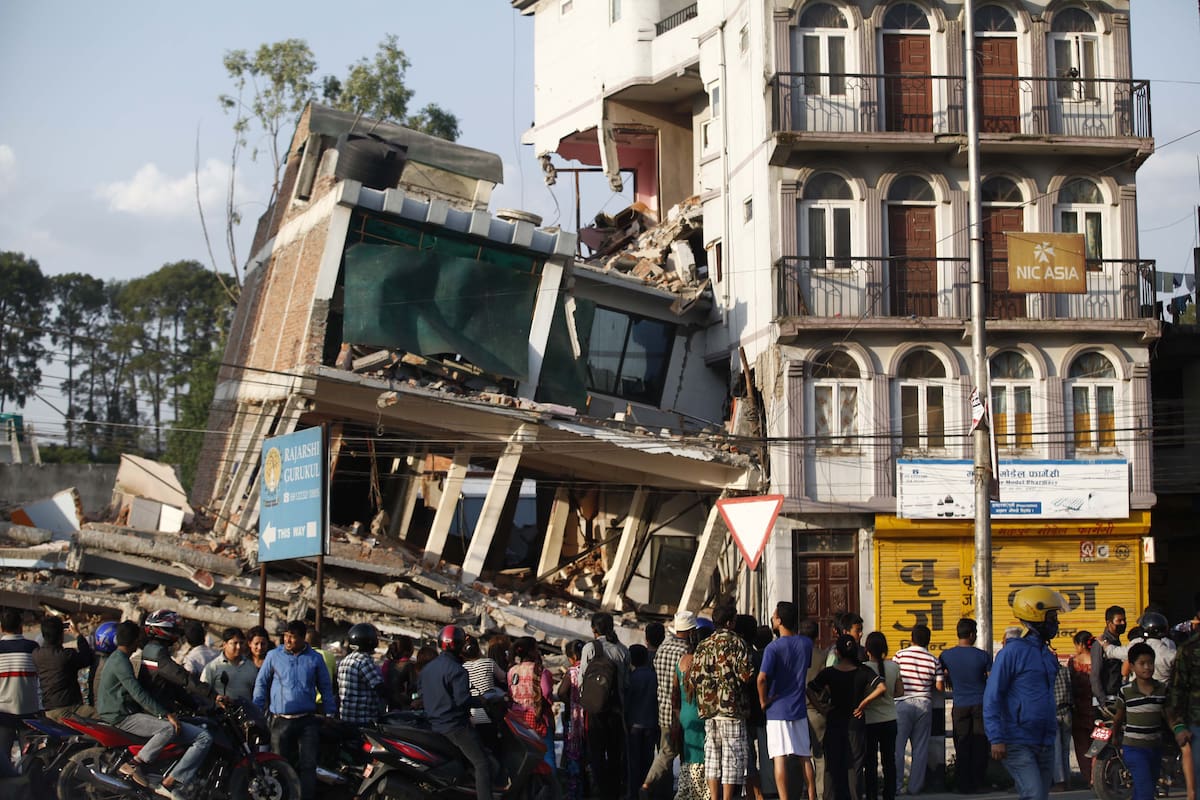 (150513) -- KATMANDU, mayo 13, 2015 (Xinhua) -- Viviendas permanecen colapsadas luego de un seísmo, en Katmandú, Nepal, el 12 de mayo de 2015. La cifra de muertos del nuevo seísmo que sacudió Nepal el martes 12 de mayo, ha llegado a 65 y más de 1,900 heridos, esto lo informó el miércoles el Ministerio de Asuntos Interiores de Nepal. (Xinhua/Pratap Thapa) (rhj)