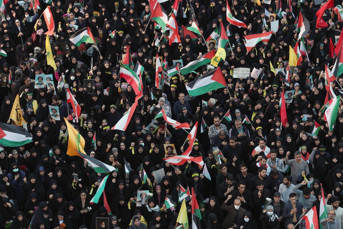 Iraníes sostienen fotos del líder de Hezbolá, Hassan Nasrallah, durante una protesta anti-israelí en la Plaza de Palestina, este lunes 30 de septiembre de 2024 en Teherán (Irán). EFE/EPA/Abedin Taherkenareh