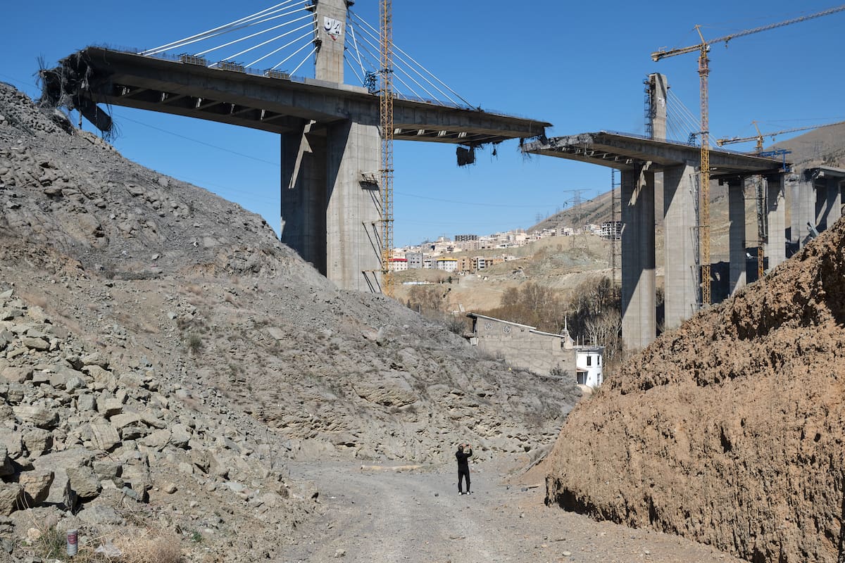 KARAJ, 03/04/2026.- Vista del puente B1 de la ciudad de Karaj, bombardeado ayer por Estados Unidos. El puente B1 se encontraba en construcción y era el más grande de Irán. EFE/Jaime León