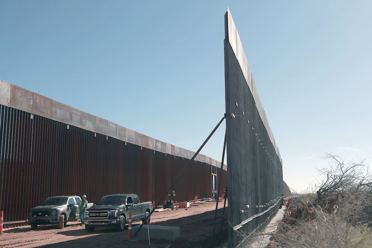 MEX7327. CIUDAD JUÁREZ (MÉXICO), 17/03/2026.- Obreros estadounidenses construyen un muro fronterizo este lunes, entre El Paso y Ciudad Juárez (México). La construcción del muro negro fronterizo entre Estados Unidos y México en la zona de Santa Teresa, frente a Ciudad Juárez, forma parte de un proyecto impulsado por el gobierno del presidente, Donald Trump que contempla una inversión aproximada de 4.500 millones de dólares para reforzar la seguridad en distintos puntos de la frontera. EFE/Luis Torres
