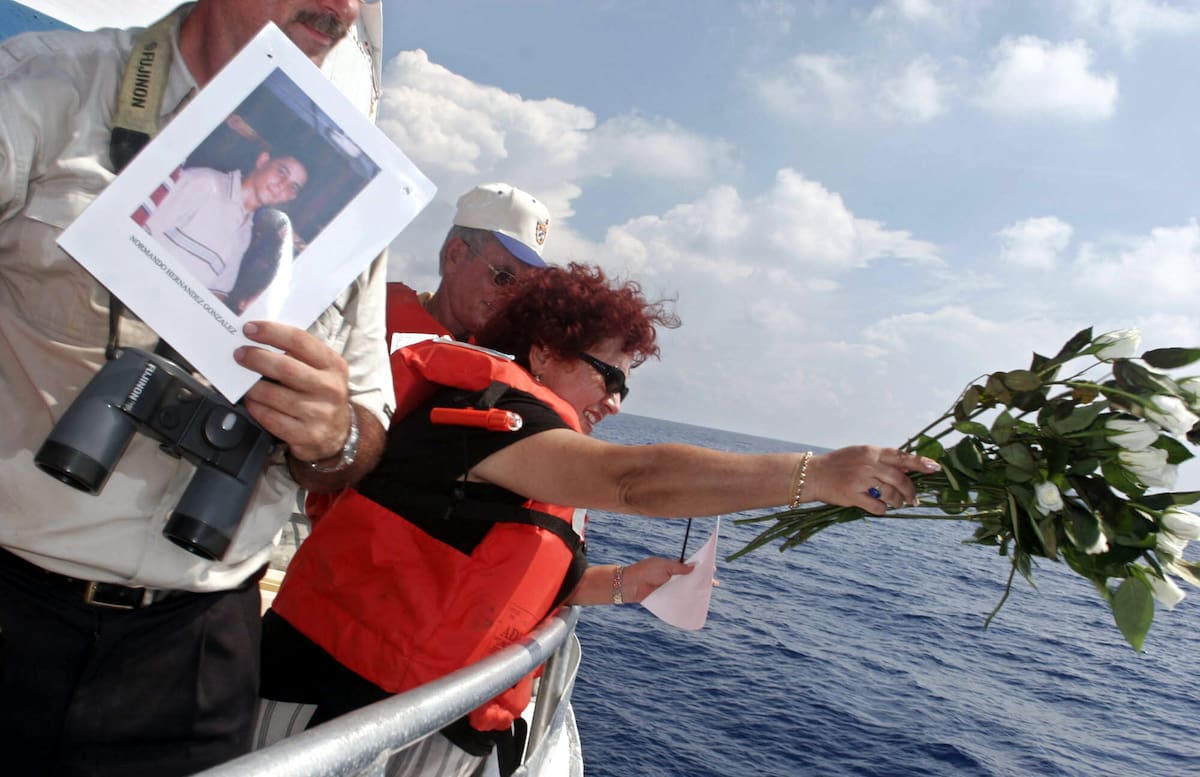 MIA01 - CAYO HUESO (FL, EEUU), 16/09/06.- Carmen Valdés, del Movimiento Democracia, lanza flores al mar hoy, sábado 16 de septiembre, en el límite de aguas territoriales cubanas. Miembros de los grupos Movimiento Democracia y Agenda Cuba partieron esta mañana para realizar un homenaje a las víctimas del derribo de las dos avionetas de Hermanos al Rescate Hermanos al Rescate en 1996. El viaje coincide con la XIV Cumbre del Movimiento de Países No Alineados (NOAL) que se lleva a cabo en La Habana (Cuba). EFE/John Riley