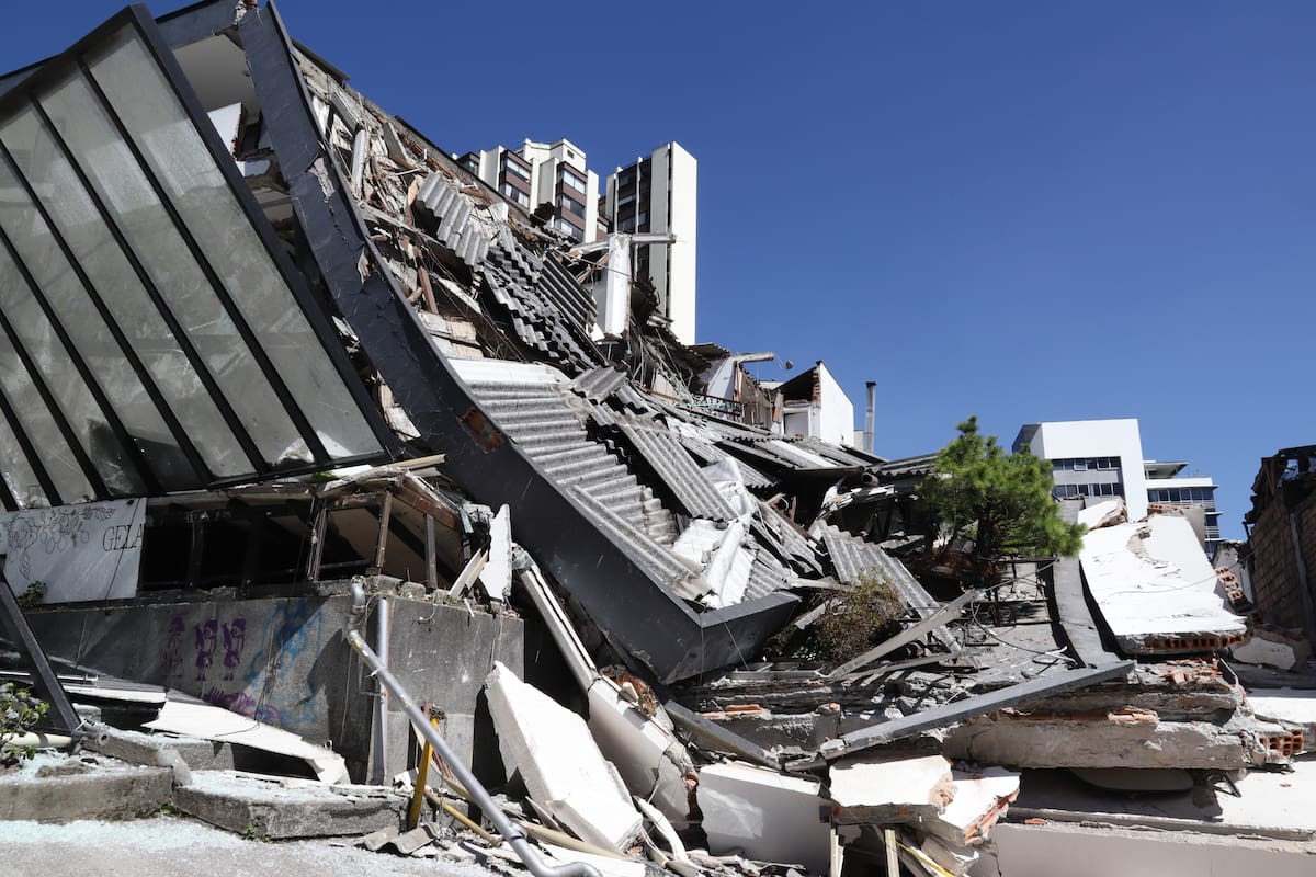 Edificaciones quedaron destruidas tras el terremoto en Manizales. // Foto: EFE/ Juan Augusto Cardona