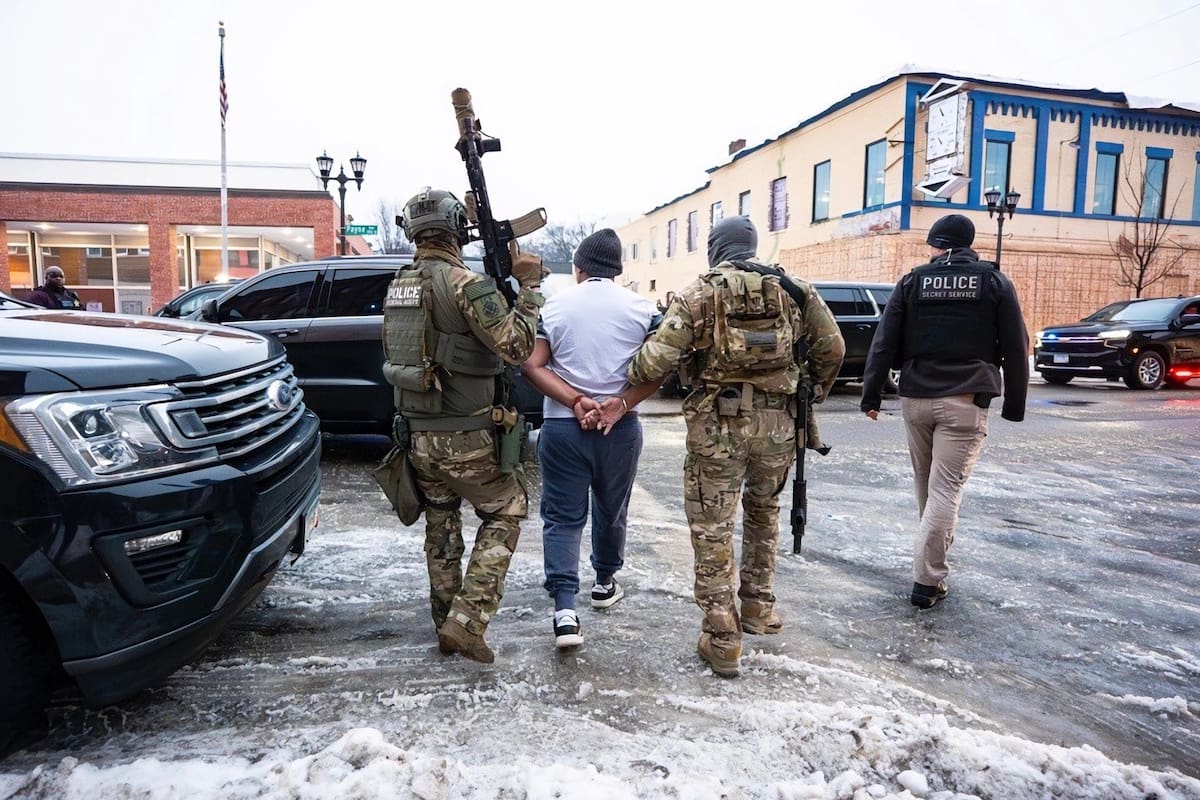 Fotografía cedida por el Departamento de Seguridad Nacional (DHS) estadounidense donde aparecen agentes del Servicio Secreto llevando arrestado a Tomás Espín Tapia (c), en Minnesota (Estados Unidos). EFE/ Departamento de Seguridad Nacional (DHS)
