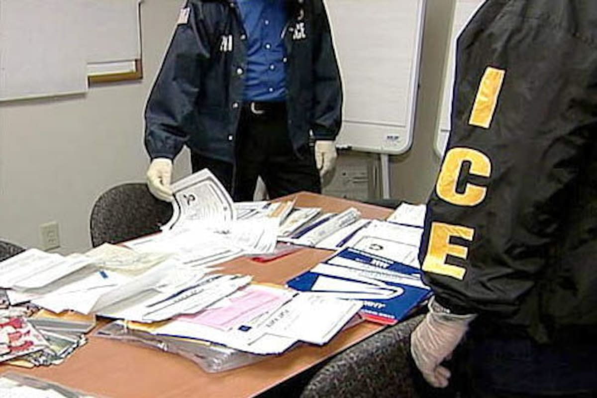 Agentes del Servicio de Control de Inmigración y Aduanas (ICE) de Estados Unido al revisar los arrestos de decenas de migrantes indocumentados, en Santa Ana (CA, EE.UU.). EFE/