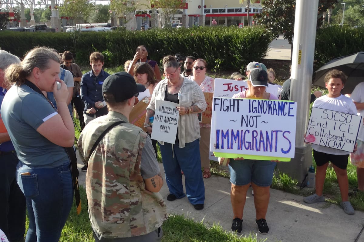 USA2311. SAN AGUSTÍN (FL, EEUU), 15/07/2026.- Personas protestan contra el Servicio de Inmigración y Aduanas (ICE) frente a la casa del inmigrante atropellado por un camión cuando intentaba cruzar la carretera luego de huir de los agentes del ICE, este miércoles, en San Agustín (Estados Unidos). EFE/Raphael Cosme