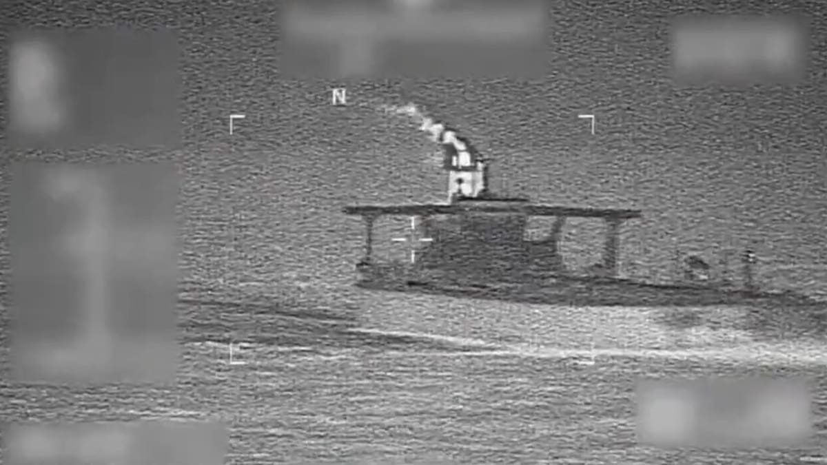 Captura de pantalla de la cuenta oficial @Southcom del Comando Sur de Estados Unidos en la que se muestra el buque M/T Sophia interceptado en aguas internacionales por el Departamento de Guerra y el Departamento de Seguridad Nacional de Estados Unidos. EFE/ @Southcom