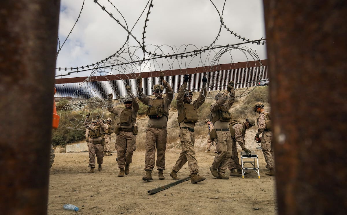 MEX2294. TIJUANA (MÉXICO), 06/02/2025.- Integrantes del ejercito de Estados Unidos refuerzan un muro con alambre de púas este jueves, en la frontera con la ciudad de Tijuana, en Baja California (México). Elementos del Ejército de Estados Unidos comenzaron a reforzar el muro fronterizo en la frontera entre San Diego y la ciudad mexicana de Tijuana, en la zona aledaña al puerto internacional de San Ysidro. EFE/ Joebeth Terríquez