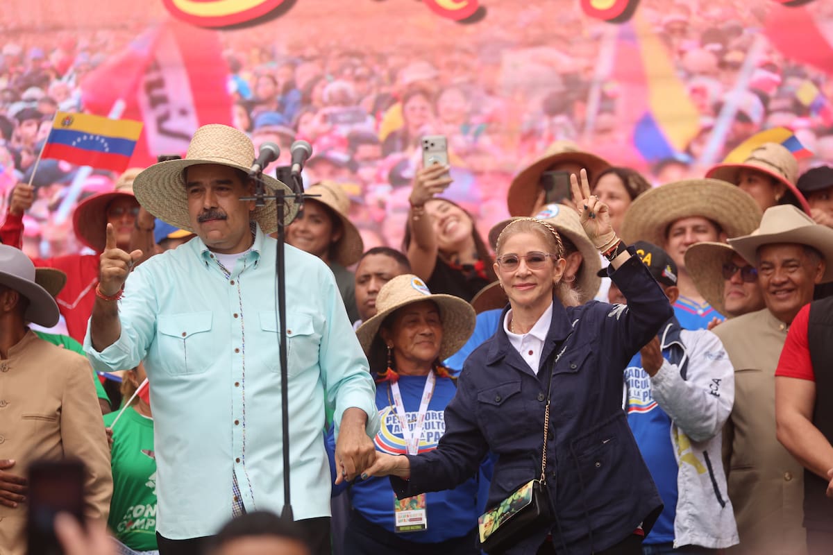 El presidente de Venezuela, Nicolás Maduro (i), pronuncia un discurso junto a su esposa, Cilia Flores, durante una marcha el miércoles, en Caracas (Venezuela). EFE/ Miguel Gutiérrez