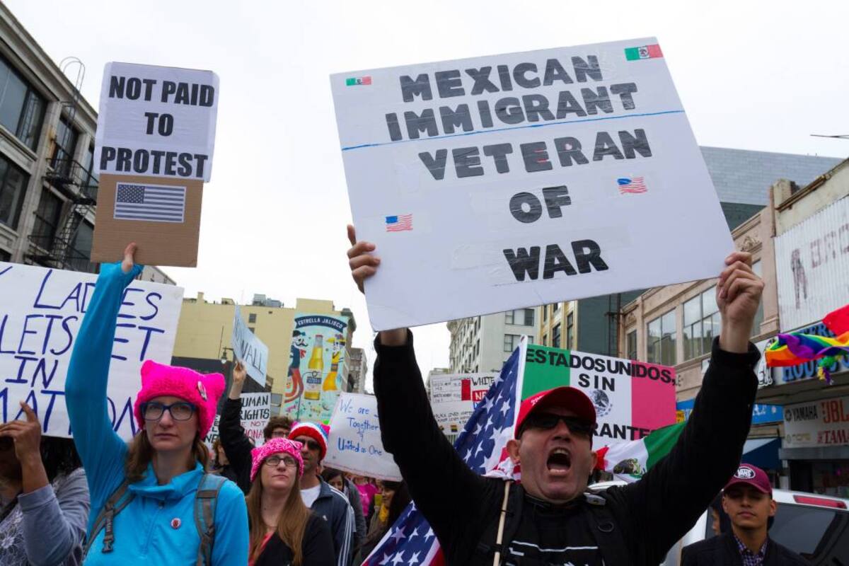 Manifestantes sostienen pancartas durante una protesta por el aumento de las redadas y las políticas anti inmigrantes de la administración del presidente de EE.UU. Donald Trump. (Foto: EFE/VANGUARDIA LIBERAL )
