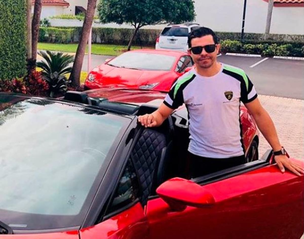 Piter Albeiro, ha vendido biblias, enciclopedias a crédito, ropa interior para dama y hasta inauguró un puesto de fresas.