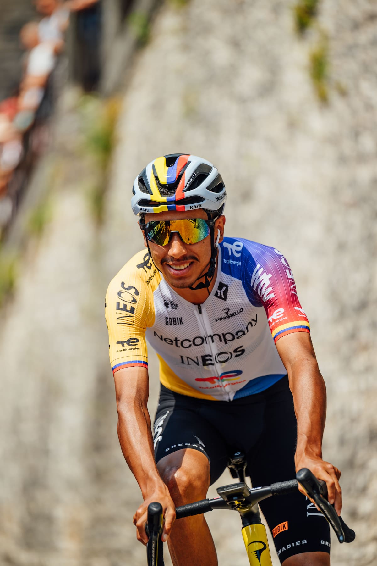 El colombiano Egan Bernal tuvo una destacada participación en la etapa 20 del Giro de Italia, donde finalizó en el sexto lugar, para conservar el décimo puesto de la clasificación general. Foto: Ineos.