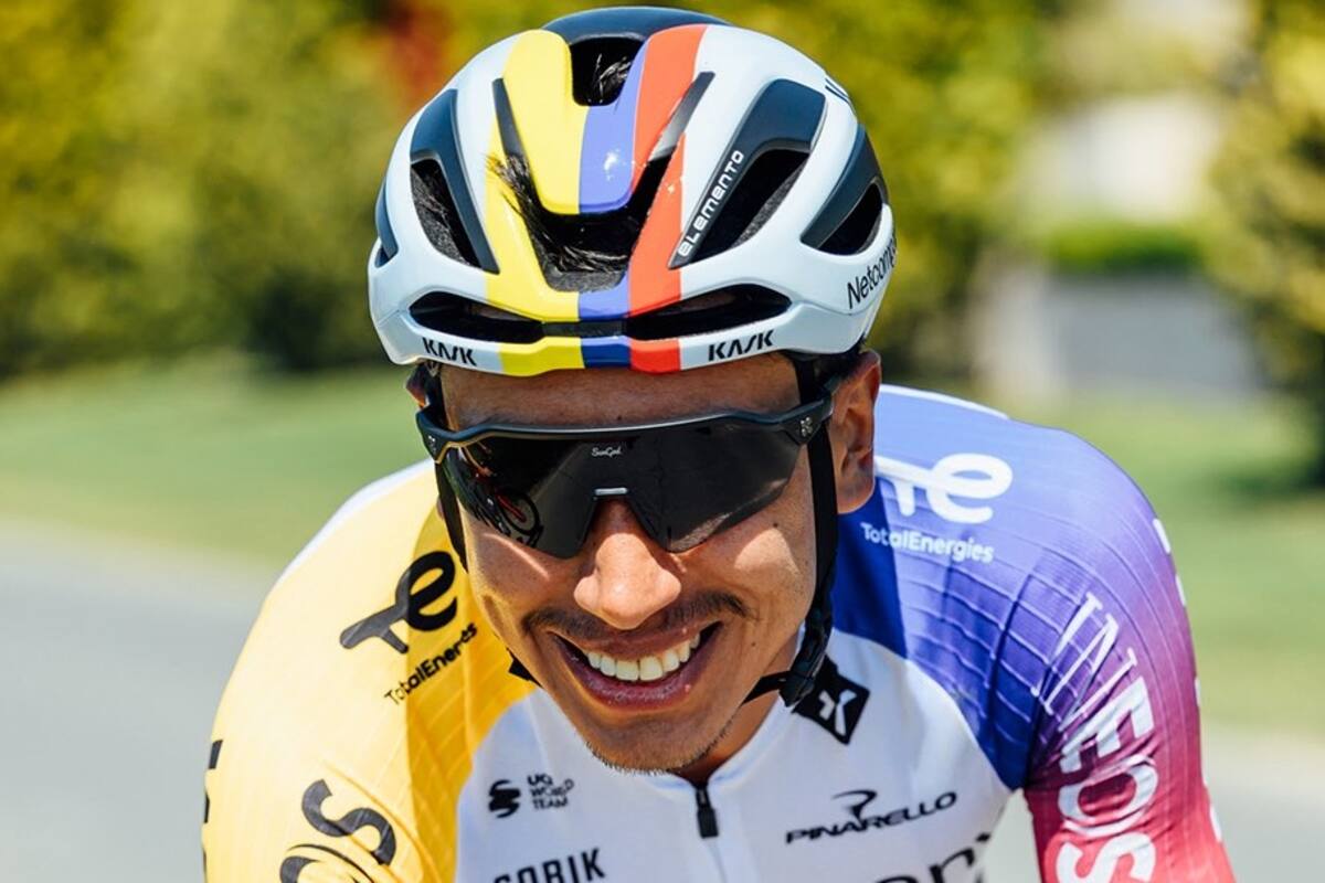 Egan Bernal tuvo una destacada actuación en la tercera etapa del Giro de Italia, que le permitió trepar al tercer lugar. Foto: Netcompany Ineos.